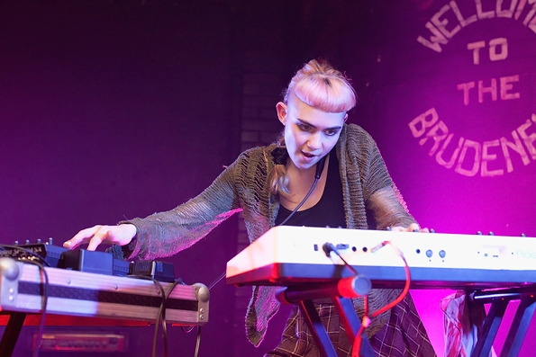 Включи grimes. Grimes Live. Grimes концерт. Grimes 2012 Live. Grimes концерт 2009.