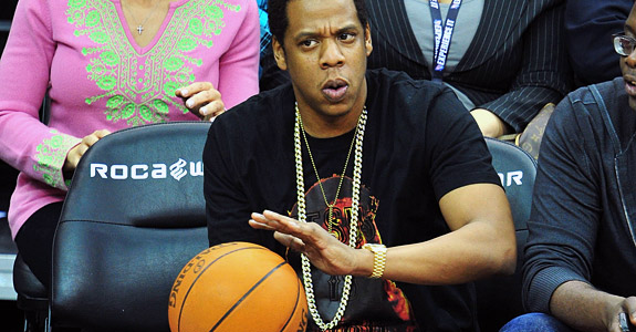 Jay-Z Brushes Off a Fan Who Got Too Close at Lakers Game – Billboard